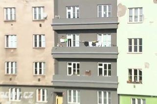Zábavný moment v Ďolíčku, Koubek přesně trefil balkón paneláku - Sport.cz