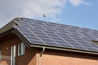 Musíme se zbavit čínské technologie u fotovoltaik, burcují experti. Hrozí krádeže z platebních karet i blackout - Novinky