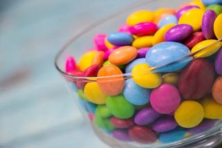 Kvíz: Stačilo pár korun a radost byla veliká. Poznáte legendární retro sladkosti z dětství, které přežily dodnes?