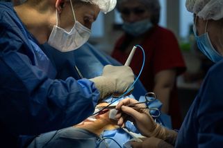 Při operaci zapomněli pacientovi v břiše roušku. Domažlická nemocnice mu musí zaplatit přes 1,5 milionu - Novinky