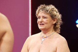 Uklízečka Jana (57) se svlékla v pikantní seznamce: Obnažení senioři z Naked Attraction ji plácali po zadečku
