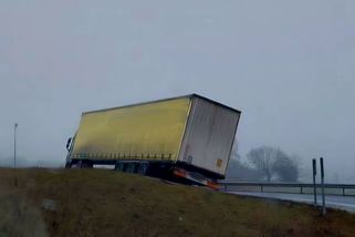 Klíčový kruhový objezd u Jaroměře je uzavřen, objížďka není, policie doporučuje radši hodinu čekat - Novinky