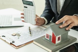 Banky si teď slušně mastí kapsy, shodují se experti - Novinky