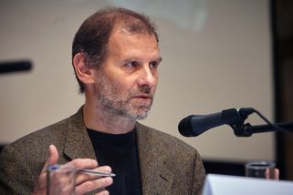 Pojmenovat zlo a izolovat „fašisty“. Šimečka o jednání v krizové době