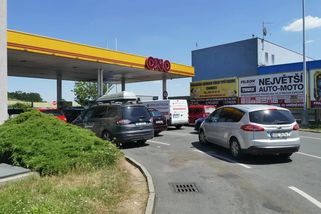 Němci tankují u hranic v Česku a ušetří 400 Kč na nádrž. Lidem se to nelíbí a blokují dopravu