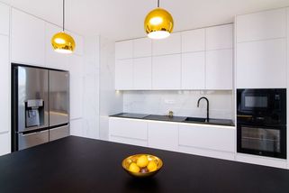 Byt v panelovém domě ovládla bílá barva, doplňky jsou černé a zlaté - Novinky