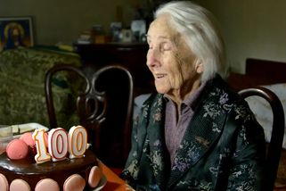 Někteří senioři pobírají důchod déle, než sami pracovali. U stoletých Čechů to není výjimka