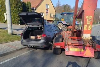 Řidič traktoru v Životicích zřejmě nedal přednost a srazil s Golfem