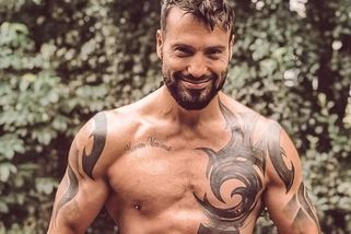 To je podívaná: Vašek Noid Bárta se svlékl na Adama! Intimní partii zakryl jen rajčaty - Super.cz