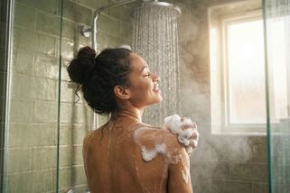 Výměna sprchové hlavice ušetří tisíce ročně. Některé domácnosti uvádějí až 5 000 Kč na osobu