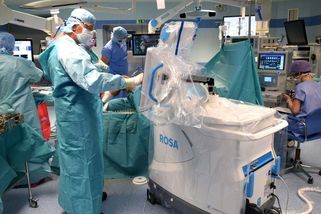 Roboti operují kolena i v benešovské nemocnici, pacienti si připlatí desítky tisíc - Novinky