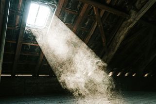 Tchán nám zakazoval chodit na půdu. Když odešel do domova seniorů a my ji otevřeli, spadla nám brada - Médium.cz