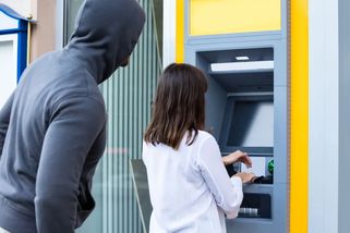 Podvodníci čekají u bankomatu právě na tohle. Většina lidí zapomíná stisknout důležité tlačítko - Techsvět