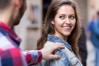 Ženy jsou pro ně jen kořist na jedno použití: Fenomén pickuperství. Pouličních lovců jsou stovky - Proženy.cz