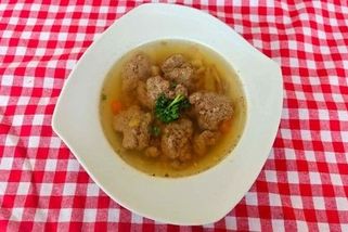 Když má polévka opravdu sílu: kuřecí vývar s jemnými játrovými knedlíčky - Žádný špeky - Články na Seznamu