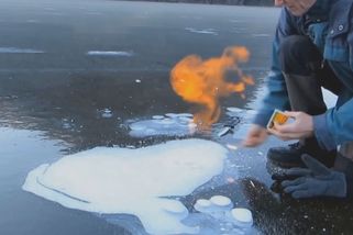 Hazard na Orlíku: Bruslaři vrtají do ledu a zapalují metan, z děr šlehají metrové plameny