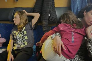 „Sto kilometrů jsme jeli sedm hodin,“ popisují cestující nedělní peklo na železnici. Dopravci lidem budou vracet peníze - Novinky