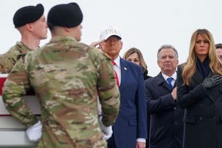 „Sundej tu zatracenou kšiltovku!“ Trumpa kritizují za neúctu na pohřbu - Seznam Zprávy