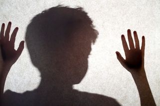 Děti týral opilý otec. Pomohl tísňový web a teta - Novinky