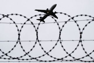 Deportační podvod před volbami? Německo naplnilo letadla ženami a dětmi, zato zločinců bylo minimum - Novinky