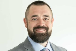 Američan bránil dceru a zastřelil násilníka. Jako obviněný z vraždy kandiduje na šerifa, aby napravil justici - Novinky