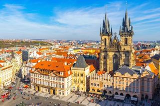 Oběd na Staromáku a automatické dýško. Kdo nedá stovku navíc, nemá v centru Prahy co dělat - Médium.cz