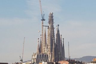 Jak se staví 17metrový kříž ve 160 metrech. Sagrada Família získává finální obrysy - Novinky
