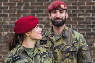 Jsou spolu v životě i ve službě: Manželé Hájkovi z 43. výsadkového pluku