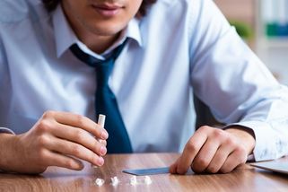 Kokain vám dovezou rychleji než pizzu. Uživatele často dožene totální vyčerpání a psychóza