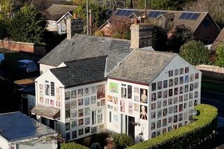 Začínal opatrně, aby nepřesáhl výšku plotu. Nyní je jeho dům pokrytý obrazy proslulý - Novinky