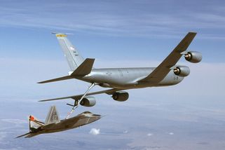 Proč letoun KC-135 nemá padáky? Tragédie vrací zapomenuté téma