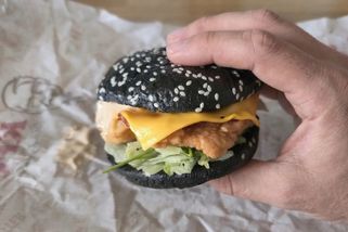 Test 3 barevných novinek z KFC: Nejkrásnější kousek chutná nejhůře. Češi by si měli vybrat jinak