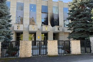 Zápalné lahve na Ruský dům v Praze házel cizinec. Přihlásil se policii