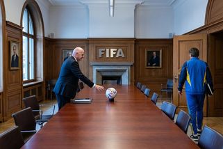 Když fotbal narazí na válku: Infantino chce Rusy zpět, Kyjev mluví o morálním úpadku