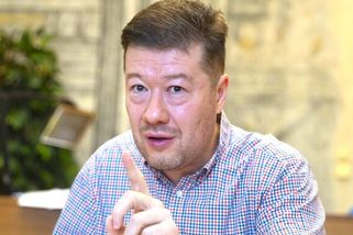 Pokrytectví na talíři. Okamura konzumující luxusní český pokrm mluví o nedobré ekonomické situaci