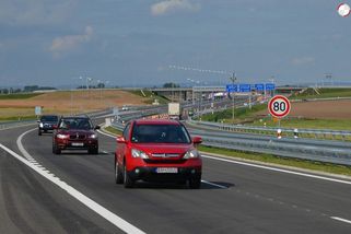 Češi pořád jezdí ve starých vracích, starší má jen Řecko. Emise tomu odpovídají
