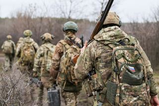 Ruské ženy pláčou: Nemáme nikoho, kdo by štípal dříví. Válka sebrala obci takřka všechny muže