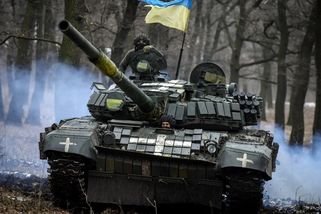 Video: ukrajinský tank zničil v přímém boji ruský. Sám unikl smrti jenom o vlásek, minuly ho tři protitankové střely