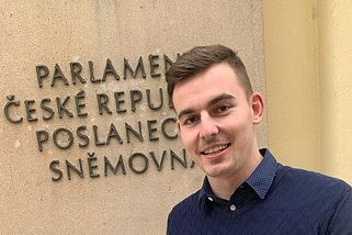 Ústavu chce měnit, u zkoušky z ní propadl. Vondráček doufá, že mandát u doktorského reparátu pomůže - Médium.cz