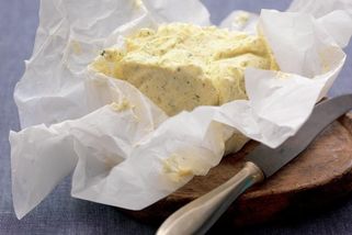 dTest testoval máslo, u 16 vzorků hodnotil vzhled, vůni a chuť. Dvě másla označil za výhodný nákup