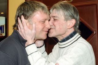 Michal Dlouhý dojemně vzpomínal na bratra: Za dvojčata mu nadělil holčičku. Vladimír zemřel 9 dní po jejím narození - Super.cz