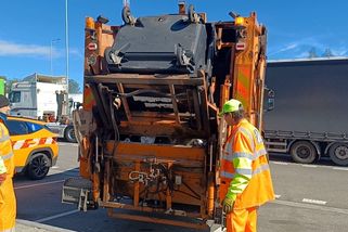 Nechutnosti u českých dálnic. Řidiči vyhazují tuny odpadu, kamioňáci si dělají záchod hned vedle kabiny - Novinky