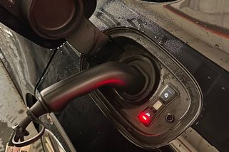 Nabíjení elektromobilu je dražší než tankování: Už spočítali o kolik. A tolik ještě proděláte na ztrátě hodnoty auta