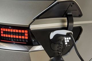 Jak nabíjet elektromobily: Proč je nejlepší nabíjet doma a proč rychlonabíjení není vždy tak rychlé - Garáž.cz