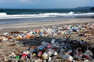 Od tropických pláží po posvátné řeky aneb Jak plasty ničí poslední ráje světa