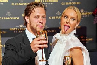 Šťastná to žena! Simona Krainová si sáhla na Pastrňáka i Stanley Cup. Za vyplazený jazyk dostala čoud - Super.cz