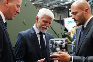 Jak soustružník z Chrudimi vybudoval miliardovou firmu a věnoval ji synovi