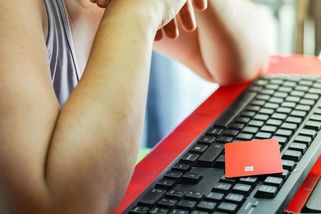 Bankéřka zachránila ženě z Olomouce statisíce. Prokoukla lest podvodníků