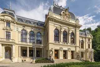 V Císařských lázních ve Varech se císař nevykoupal. Na rozdíl od Gagarina a Jackieho Chana