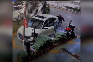 Číňanka zapomněla na brzdu a své auto už nedoběhla - Novinky